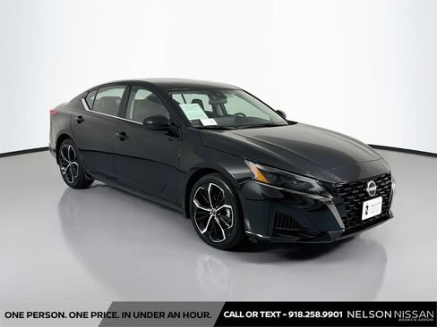 Certified 2025 Nissan Altima 2.5 SR w/ SR Premium Package FWD image 3