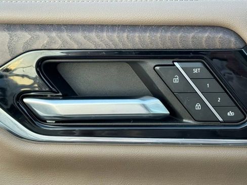 Used 2025 GMC Yukon XL Denali w/ Sun & Power Step Package image 19