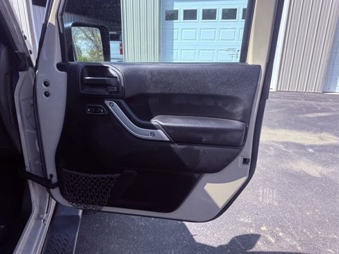 Used 2017 Jeep Wrangler Unlimited Sahara w/ Connectivity Group AWD/4WD image 42