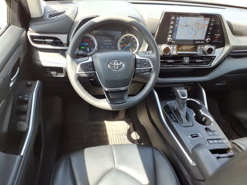 Used 2022 Toyota Highlander XLE AWD/4WD image 7