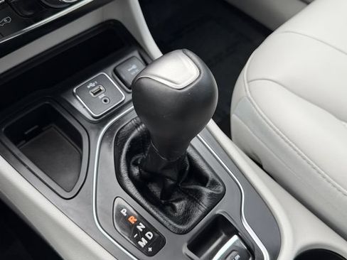 Used 2021 Jeep Cherokee Latitude Plus FWD image 27