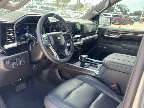Used 2025 Chevrolet Silverado 1500 LT w/ Leather Package RWD image 5