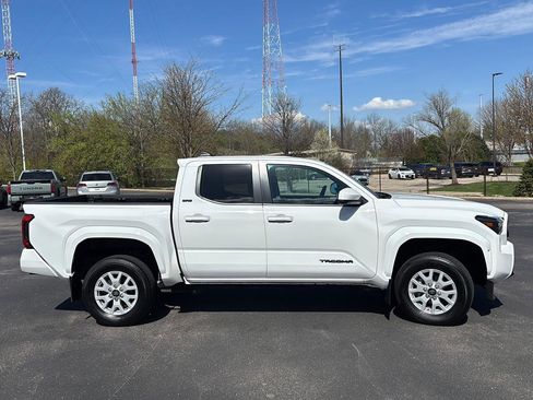 Used 2024 Toyota Tacoma SR5 AWD/4WD image 8