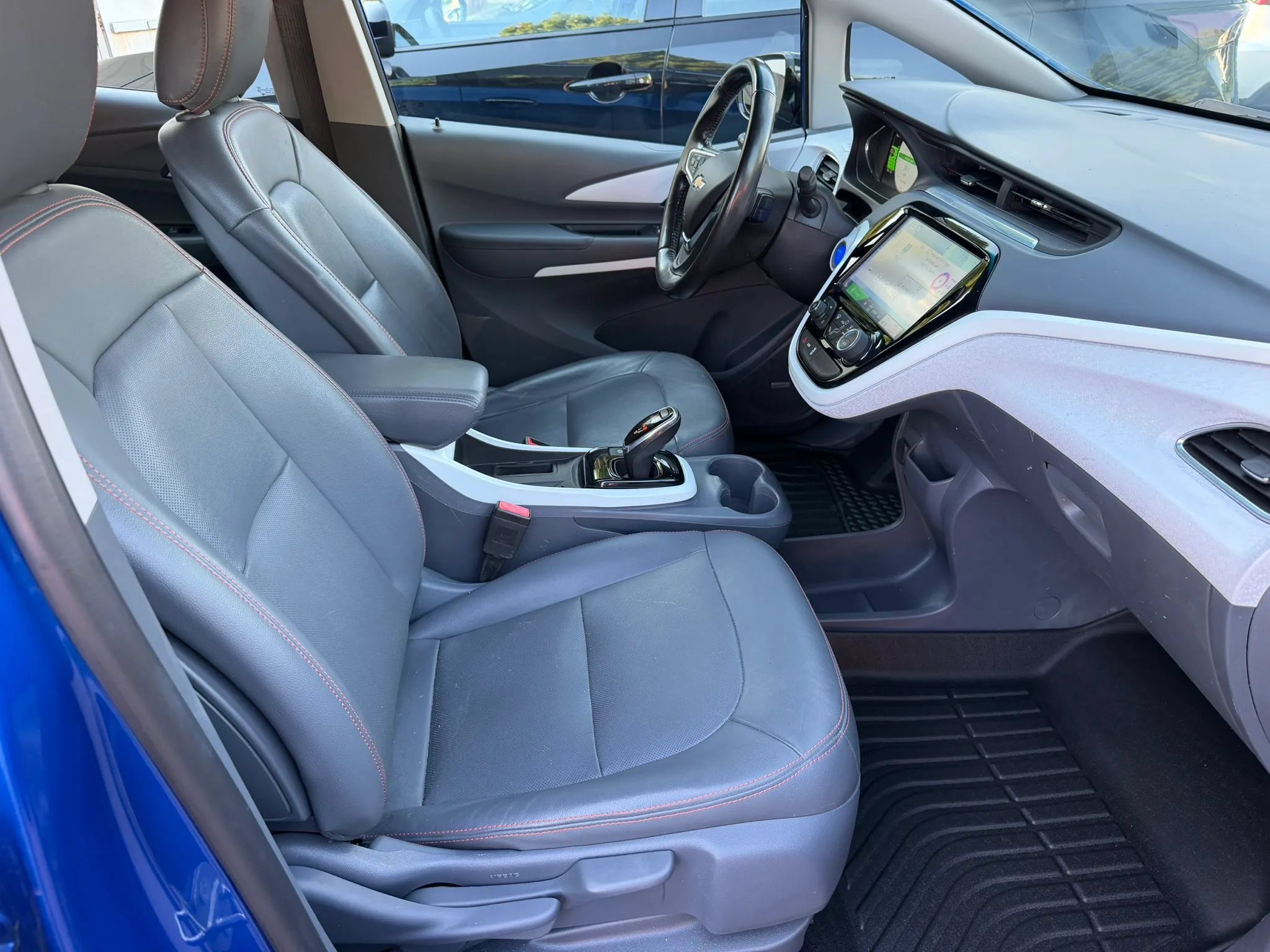 Used 2019 Chevrolet Bolt Premier w/ Infotainment Package FWD image 23