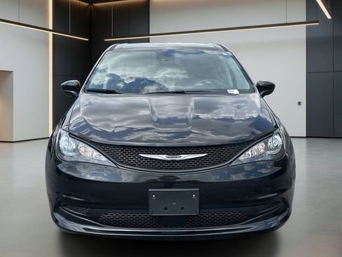 Used 2023 Chrysler Voyager LX FWD image 9