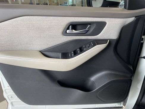 Used 2023 Nissan Rogue SV FWD image 9