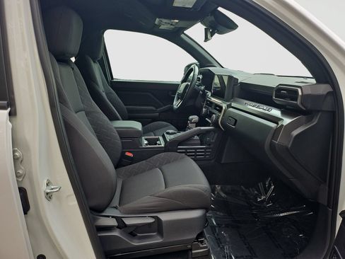 Used 2024 Toyota Tacoma SR5 AWD/4WD image 11