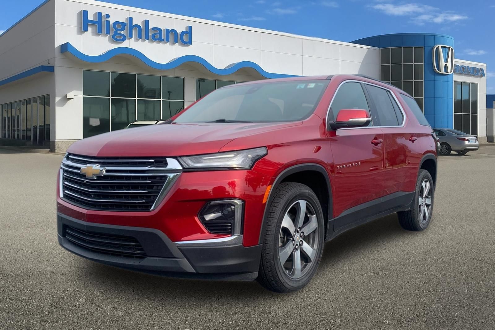 Used 2023 Chevrolet Traverse LT w/ LT Premium Package AWD/4WD image 1