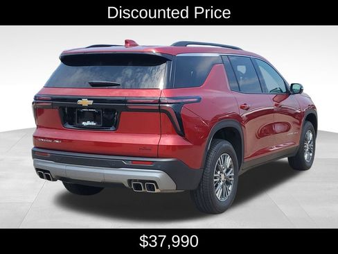 Used 2025 Chevrolet Traverse LT w/ Driver Confidence Package AWD/4WD image 3