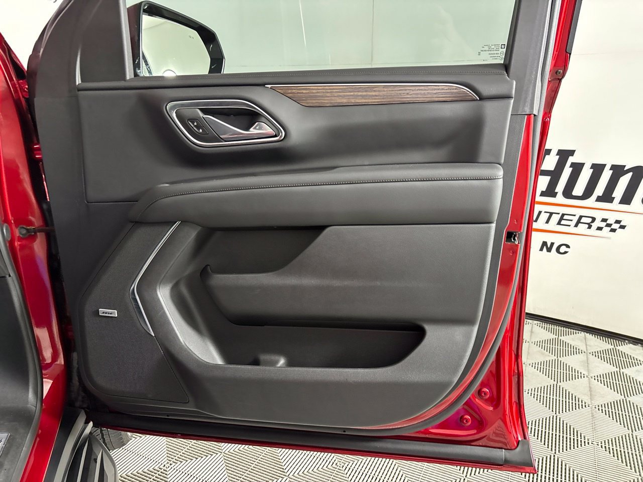 Used 2024 Chevrolet Suburban High Country RWD image 34