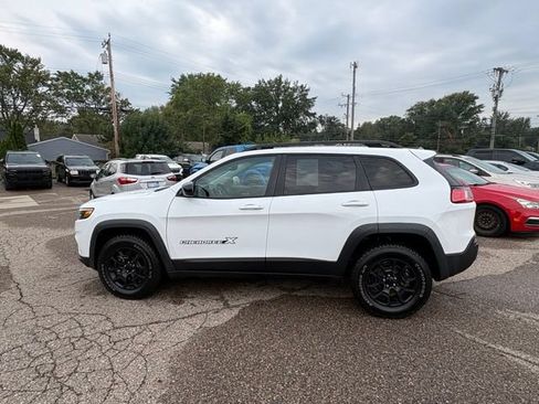 Used 2022 Jeep Cherokee Latitude AWD/4WD image 2
