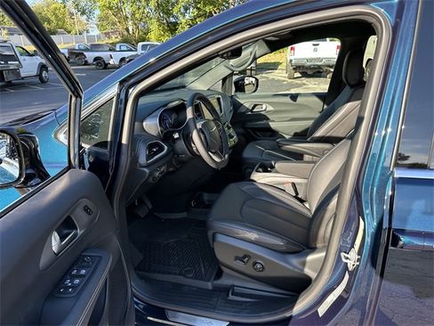 New 2025 Chrysler Pacifica Select image 35