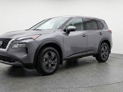 Used 2025 Nissan Rogue SV image 3