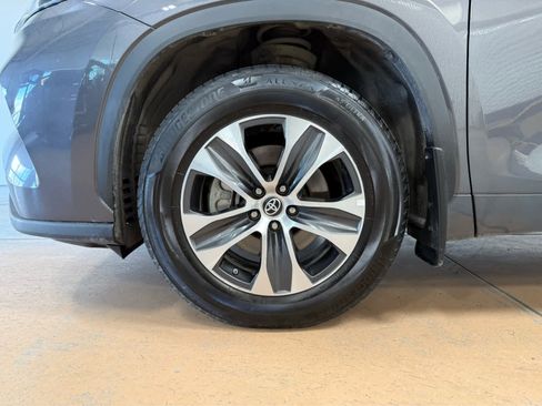 Used 2022 Toyota Highlander XLE AWD/4WD image 8