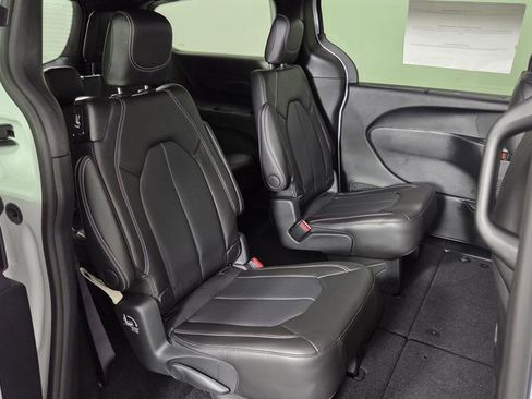 New 2025 Chrysler Pacifica Select w/ Fav Edition Package image 34