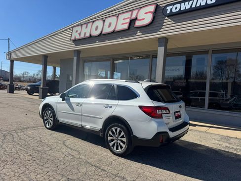 Used 2018 Subaru Outback 3.6R Touring AWD/4WD image 3