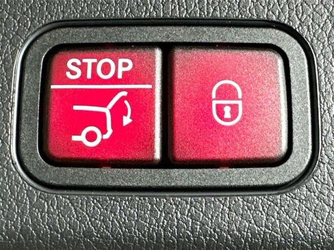 Used 2026 Mercedes-Benz GLB 250 4MATIC image 35