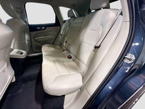 Used 2021 Volvo XC60 T5 Momentum w/ Protection Package Premier image 18