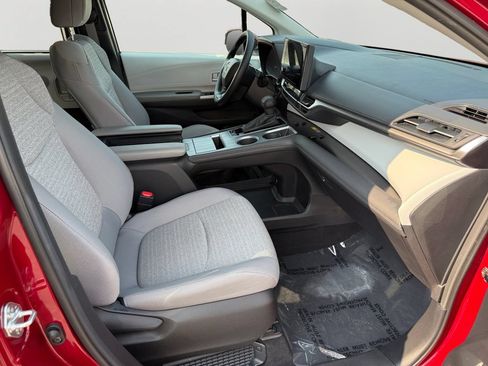 Used 2025 Toyota Sienna LE FWD image 10