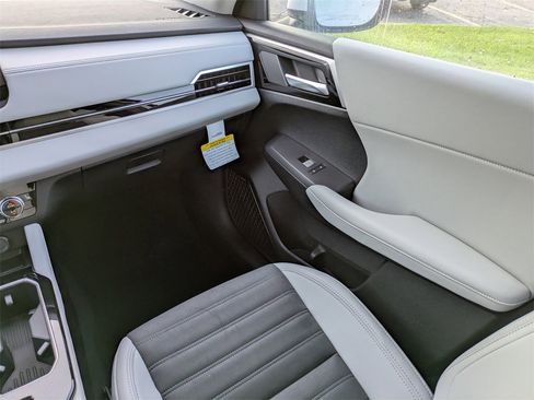 New 2025 Mitsubishi Outlander SE image 18