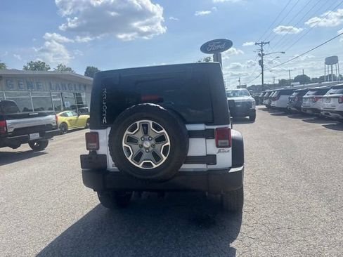 Used 2015 Jeep Wrangler Unlimited Rubicon w/ Connectivity Group AWD/4WD image 21