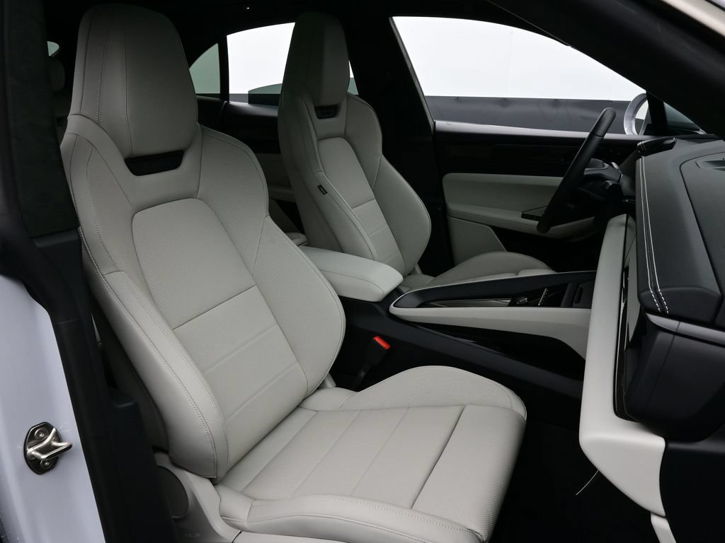 Certified 2025 Porsche Macan Turbo Electric AWD/4WD image 18