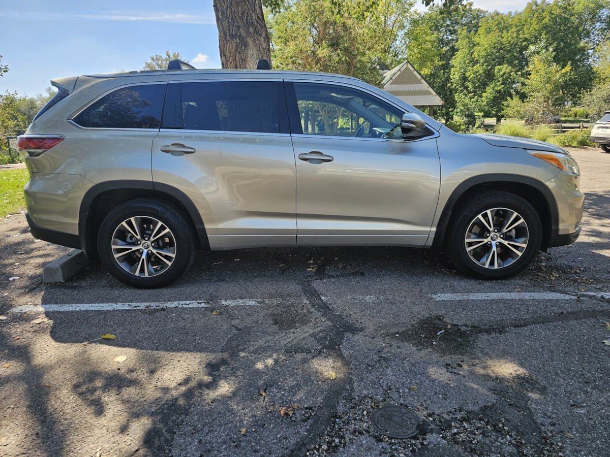 Used 2016 Toyota Highlander XLE AWD/4WD image 6