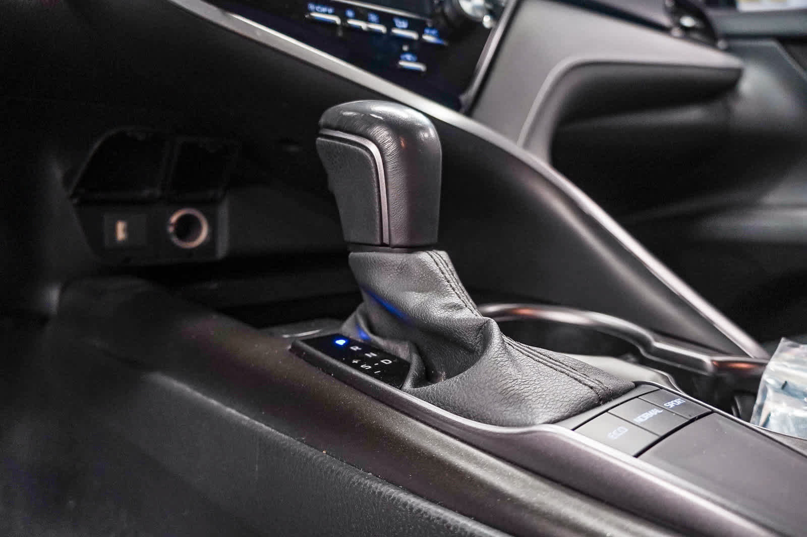 Used 2024 Toyota Camry SE w/ Convenience Package FWD image 20