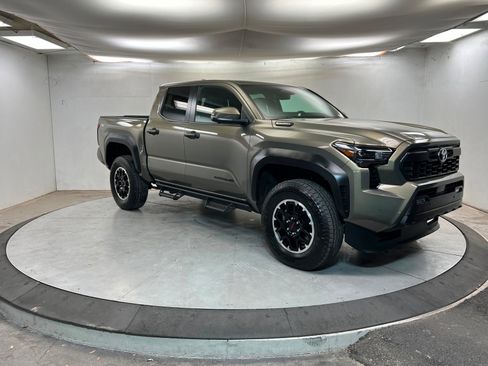 Used 2025 Toyota Tacoma TRD Off-Road w/ TRD Off Road Premium Package image 8