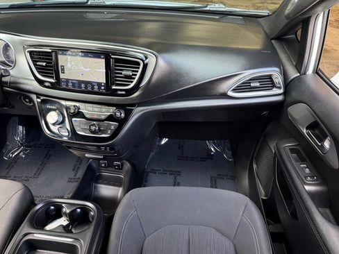 Used 2019 Chrysler Pacifica Touring Plus w/ Advanced Safetytec Group FWD image 21