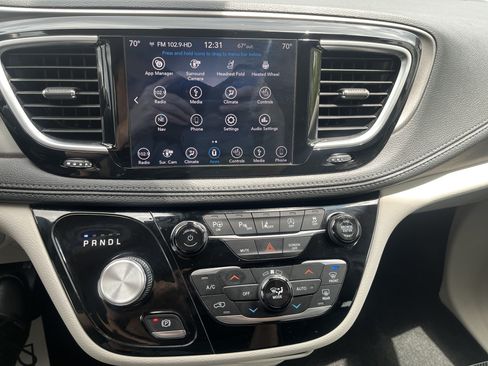 Used 2019 Chrysler Pacifica Limited w/ Tire & Wheel Group FWD image 32