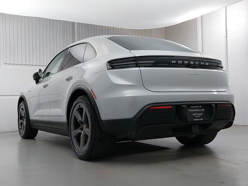 Used 2025 Porsche Macan Electric RWD image 3