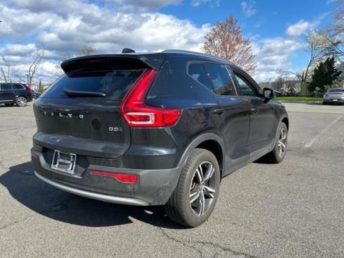 Used 2023 Volvo XC40 B5 Core w/ Convenience Package image 4