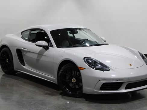 Used 2019 Porsche 718 Cayman image 3