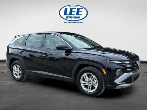 Certified 2025 Hyundai Tucson SE image 1