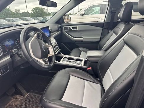 Used 2023 Ford Explorer XLT w/ Equipment Group 202A AWD/4WD image 4