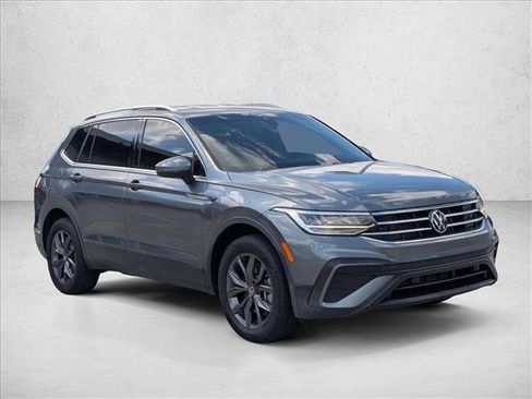 Used 2022 Volkswagen Tiguan SE image 3