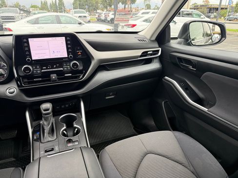 Used 2020 Toyota Highlander L image 25