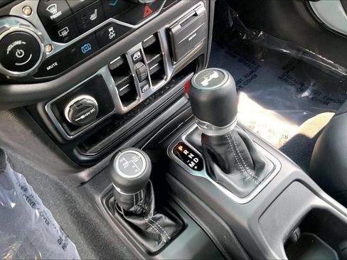 Used 2024 Jeep Wrangler Unlimited Sahara w/ Technology Group AWD/4WD image 15