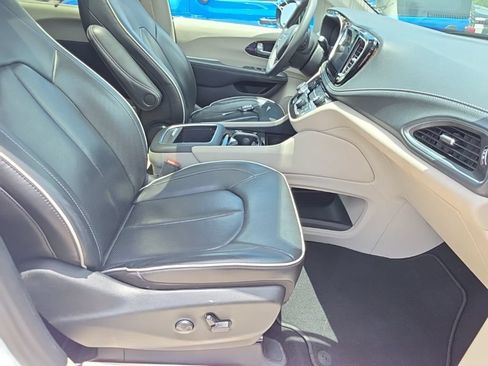 Certified 2024 Chrysler Pacifica Limited FWD image 14