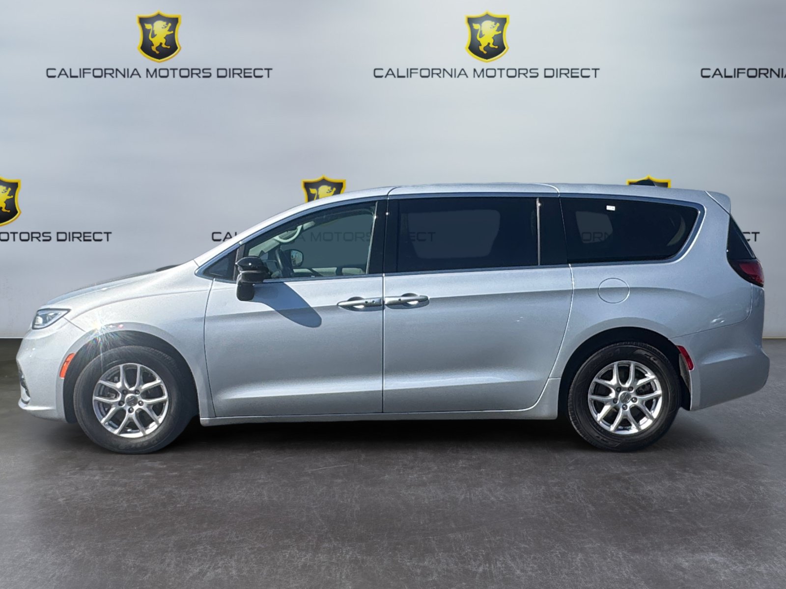 Used 2024 Chrysler Pacifica Touring-L FWD image 2