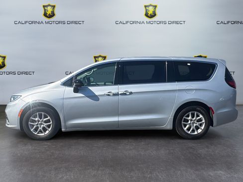 Used 2024 Chrysler Pacifica Touring-L FWD image 2