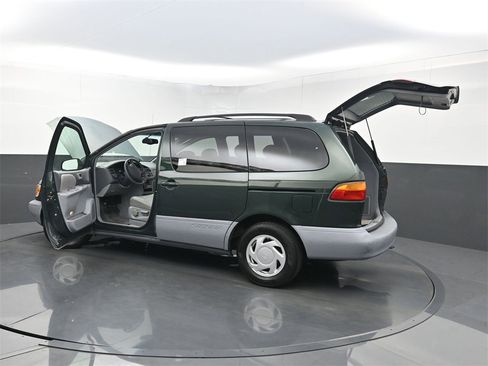 Used 2000 Toyota Sienna LE image 30