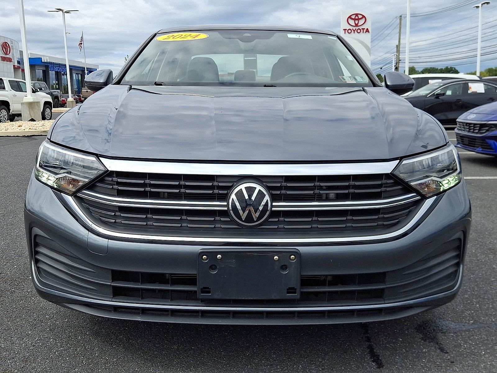 Used 2024 Volkswagen Jetta SE FWD image 2