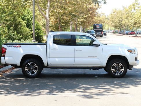 Used 2018 Toyota Tacoma TRD Sport w/ Technology Package AWD/4WD image 11