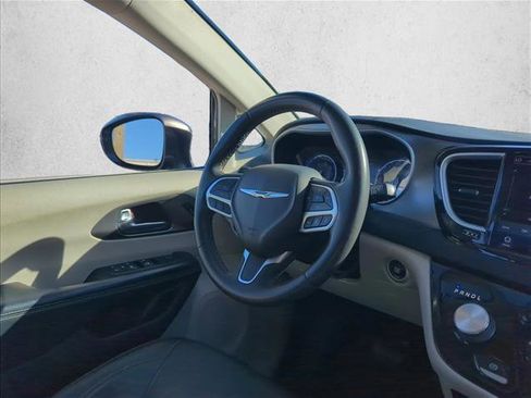 Used 2022 Chrysler Pacifica Touring-L image 25
