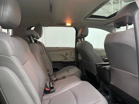 Used 2021 Toyota Sienna XLE FWD image 34