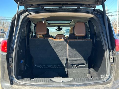 Used 2017 Chrysler Pacifica Limited w/ Advanced Safetytec Group image 9