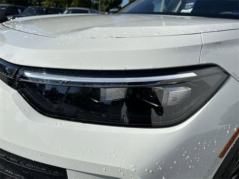 New 2025 Volkswagen Tiguan SE image 9