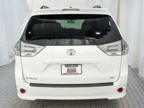Used 2017 Toyota Sienna SE Premium image 4